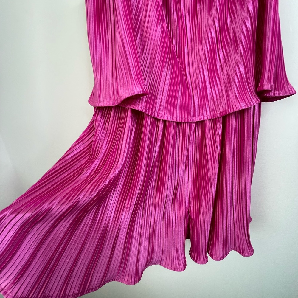 Lulu's Vibrant Pink Layered romper size small - Picture 5 of 7